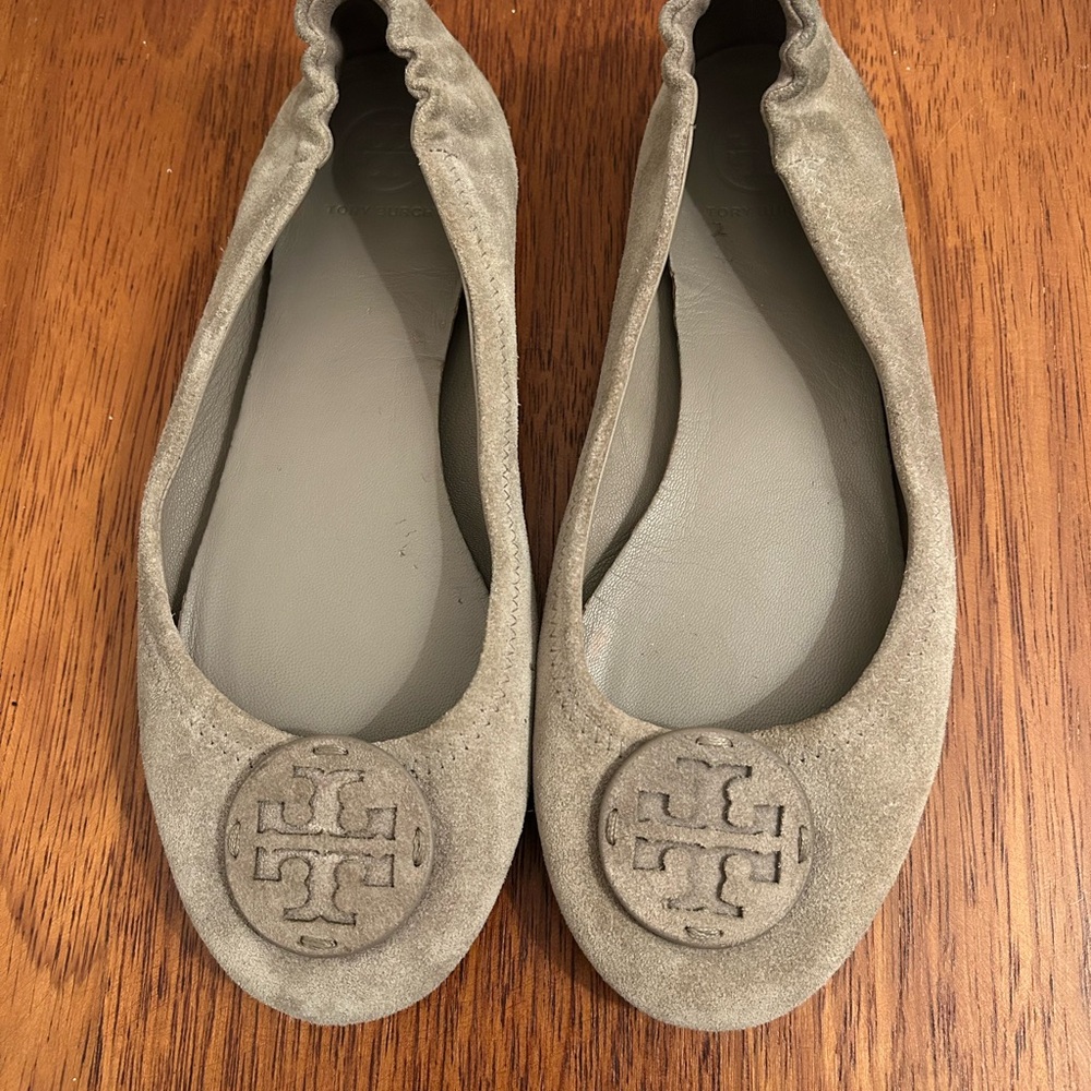 Tory Burch Minnie Flats in color Rocky Pebble